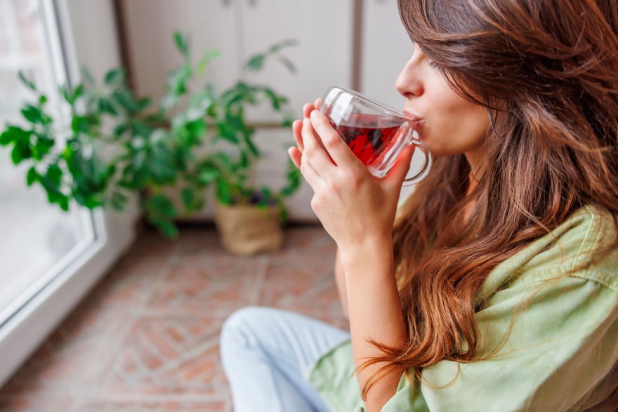 Žena pije biljni čaj