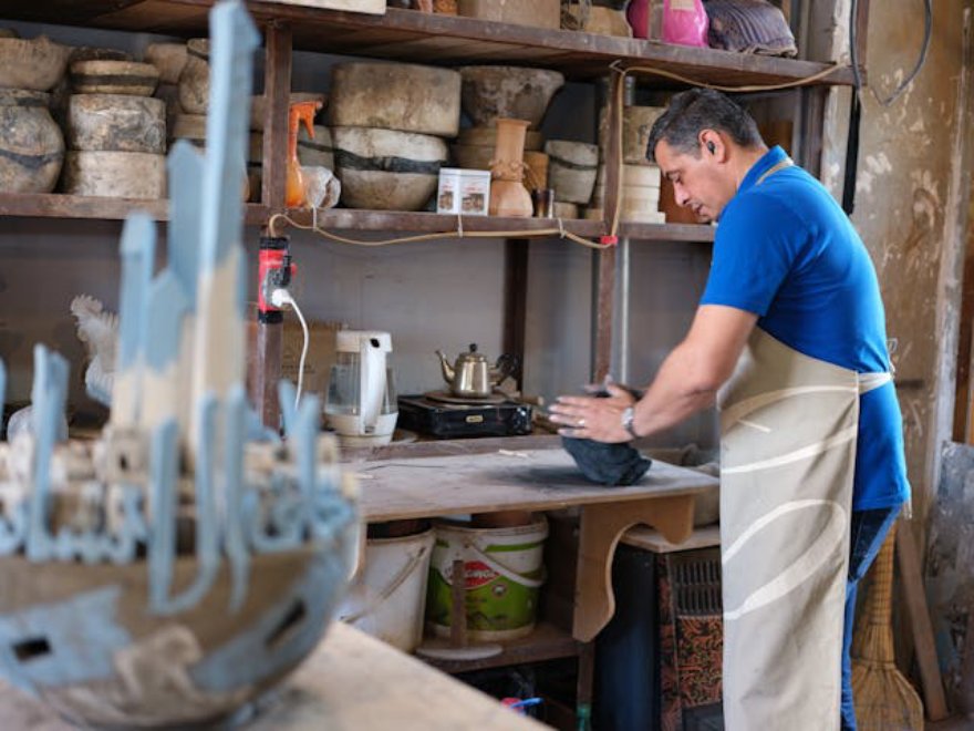 Čovek radi sa glinom u hobby prostoru