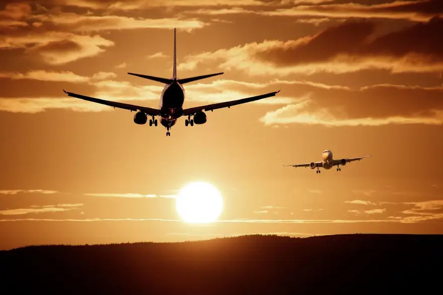 Avion leti ispred zalaska sunca