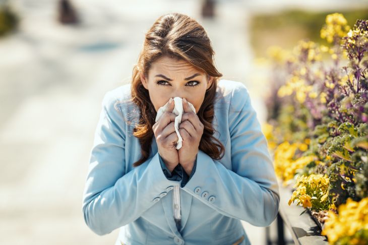 Devojka kija u maramicu zbog alergije na ambroziju.