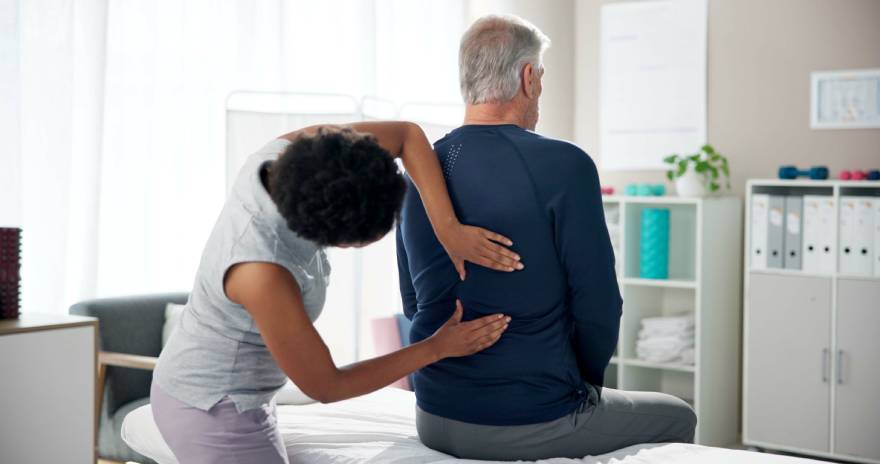 covek sa diskus hernijom kod fizioterapeuta