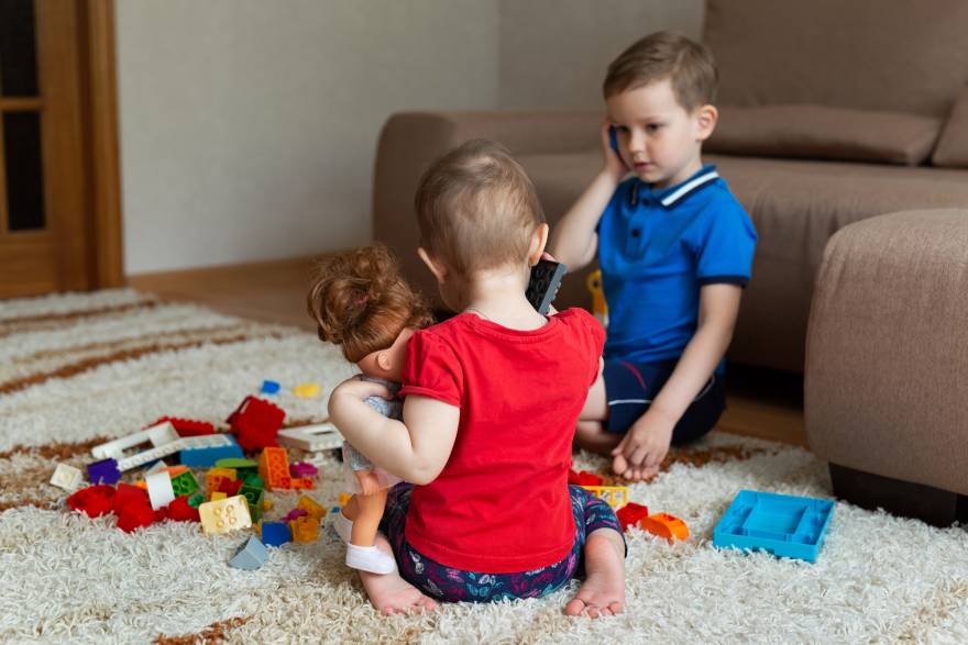 decak i devojcica se igraju zajedno na podu