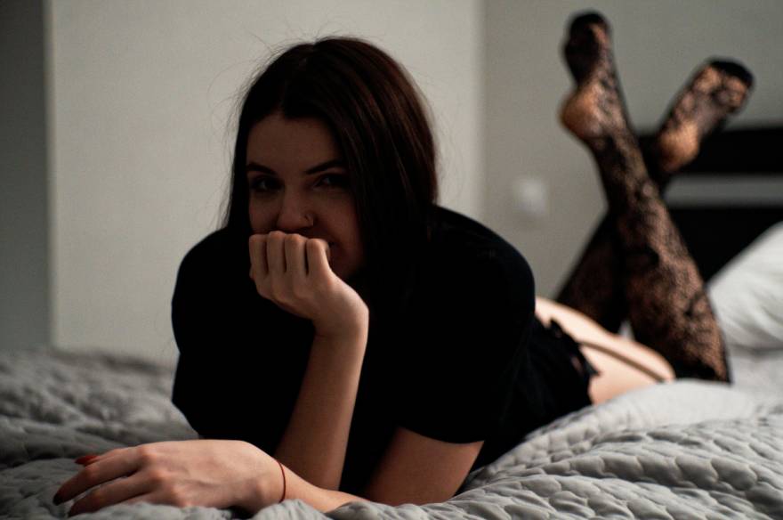 zgodna devojka lezi u krevetu