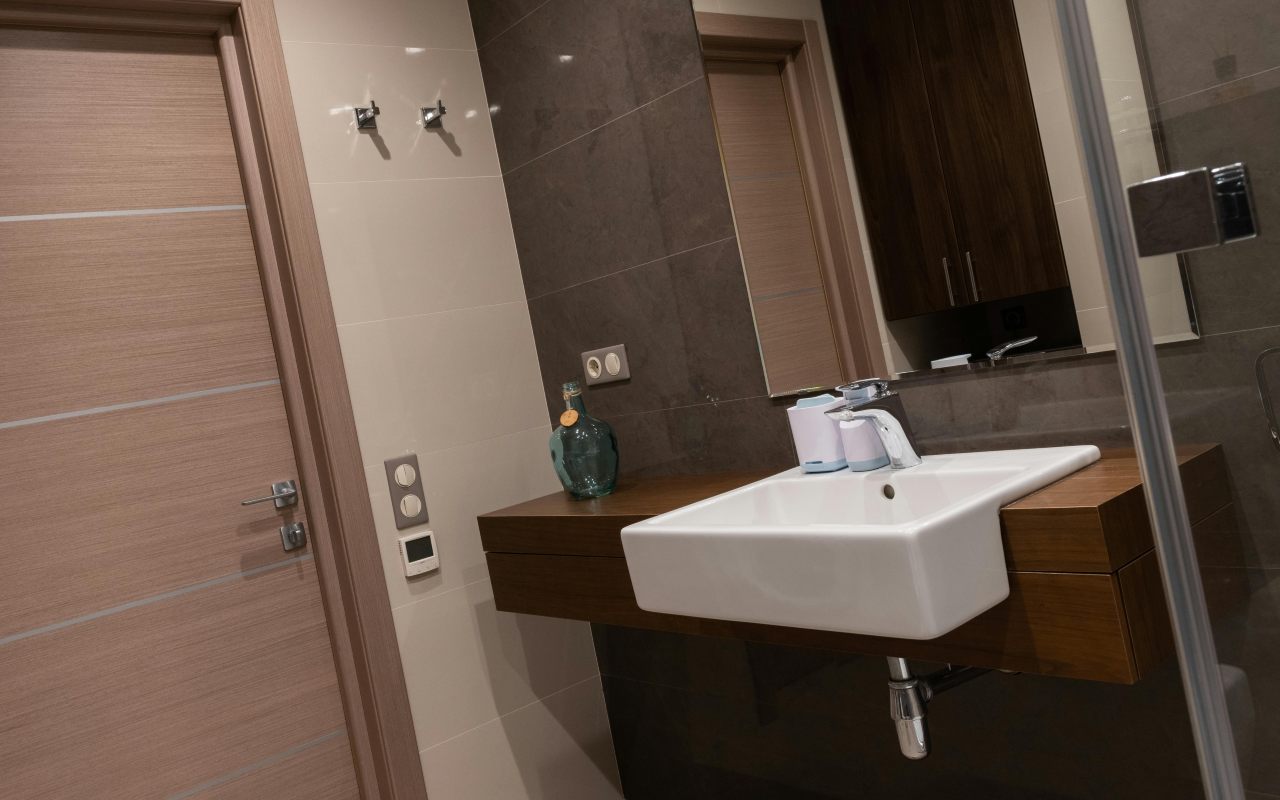 Beli keramički lavabo u kupatilu