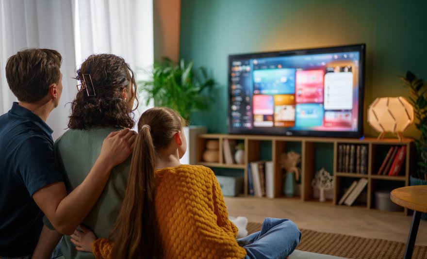 Porodica gleda smart tv