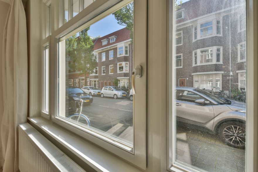 Prozori koji gledaju na ulicu sa kućama
