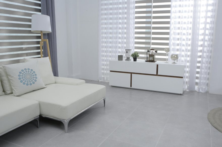 Moderna dnevna soba sa belim nameštajem i kvalitetnim prozorima