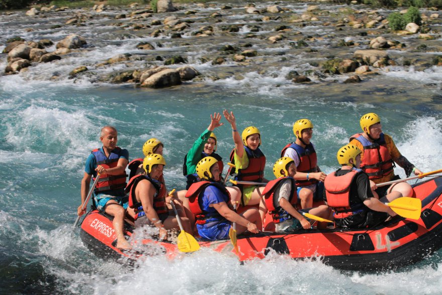 Grupa ljudi u čamcu za rafting