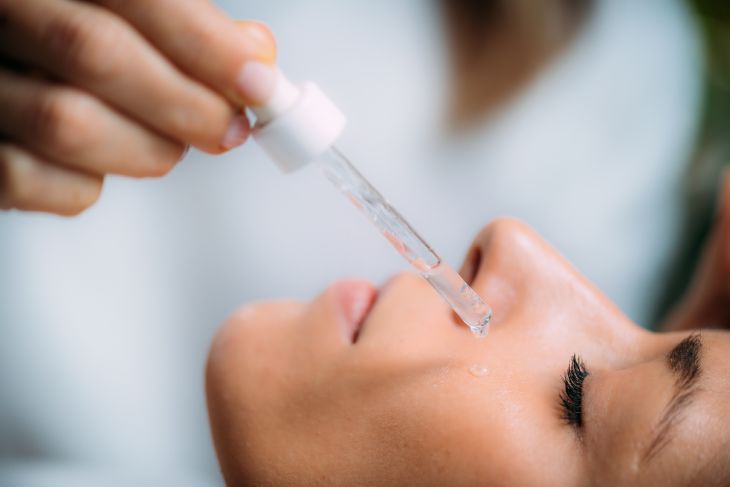 retinol-serum-dermatolog-nanosi-devojci-na-lice