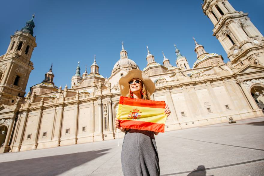 zena u spaniji koja drzi spansku zastavu