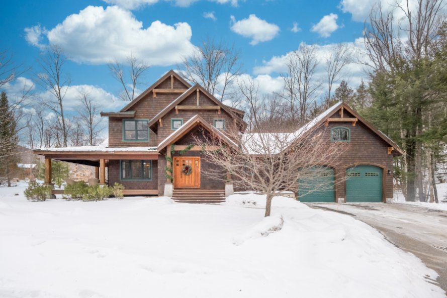 Kuća u snegu tokom zime